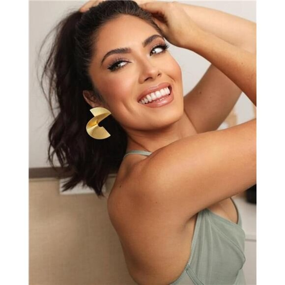 Bohemian Abstract Gold Jewelry Set – Collar Necklace, Coil Cuff & Earrings Set - Picture 5 of 6